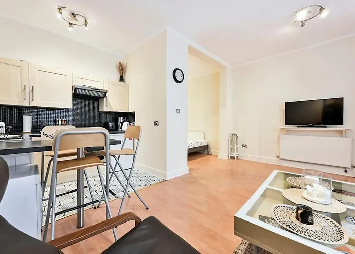 The Perfect Queensway Studio Apartment